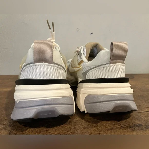 Nike V2K Run
Khaki Metallic Silver (Women's) - Picture 4 of 8